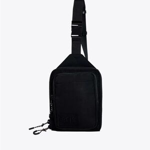 The BEIS Unisex Sport Sling 
in Black